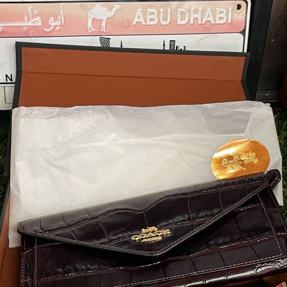 Crocodile-embossed leather - Picture 3 of 12